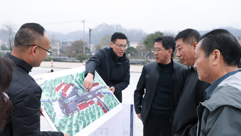 程培华理事长旁观村部建设图.jpg