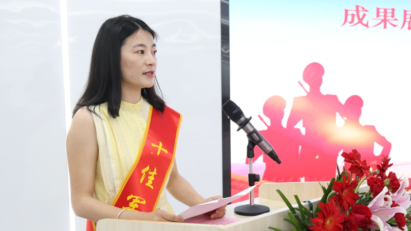 “十佳军嫂”代表张燕讲话_看图王.JPG